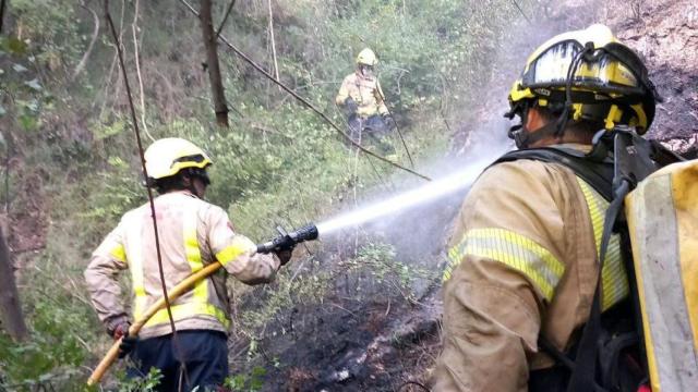 Imagen en archivo de unos bomberos apagando un incendio en Lleida