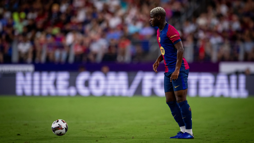 Mika Faye es posiciona per llençar una pilota aturada en l'amistós del Barça contra el Milan