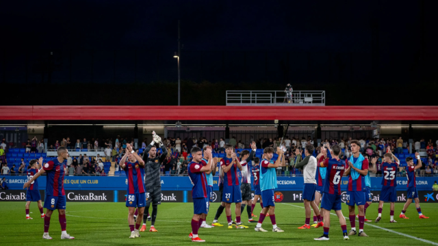 Los jugadores del Barça aplauden a la afición culé tras empatar contra el Córdoba