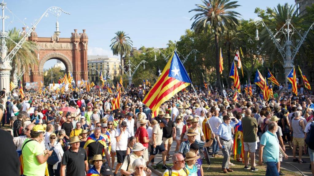 Ambiente en el paseo Lluís Companys de Barcelona el 8 de agosto de 2024, durante el acto que protagonizó Carles Puigdemont antes de volver a huir