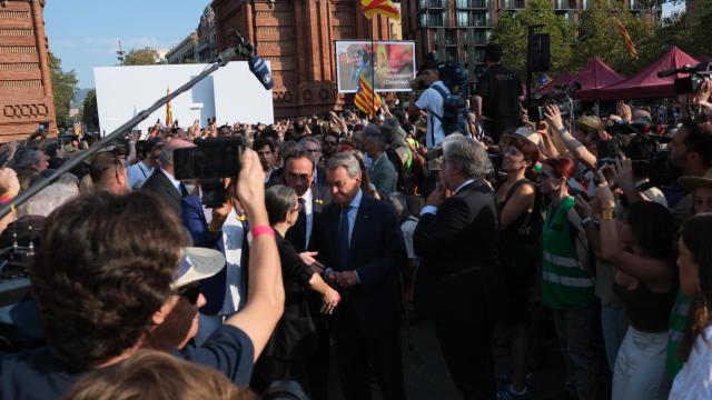 El presidente del Parlament, Josep Rull, junto a los diputados y líderes de Junts que han encapsulado a Carles Puigdemont antes de su maniobra de distracción para huir de nuevo
