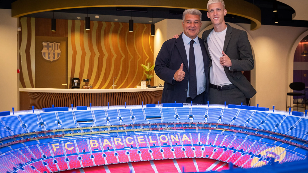 Dani Olmo amb Joan Laporta, en el seu primer dia com a jugador del Barça