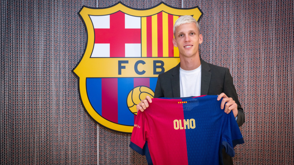 Dani Olmo posa amb la samarreta del Barça