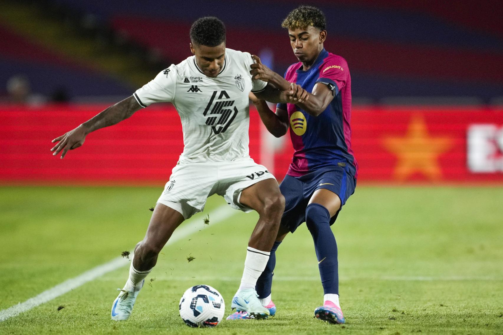Lamine Yamal durante el Barça-Mónaco
