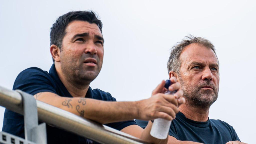 Deco y Hansi Flick observan un partido del Barça B