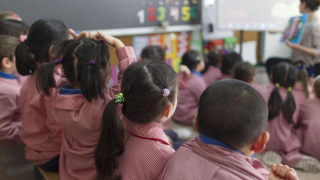 Una profesora en un aula con alumnos de primaria