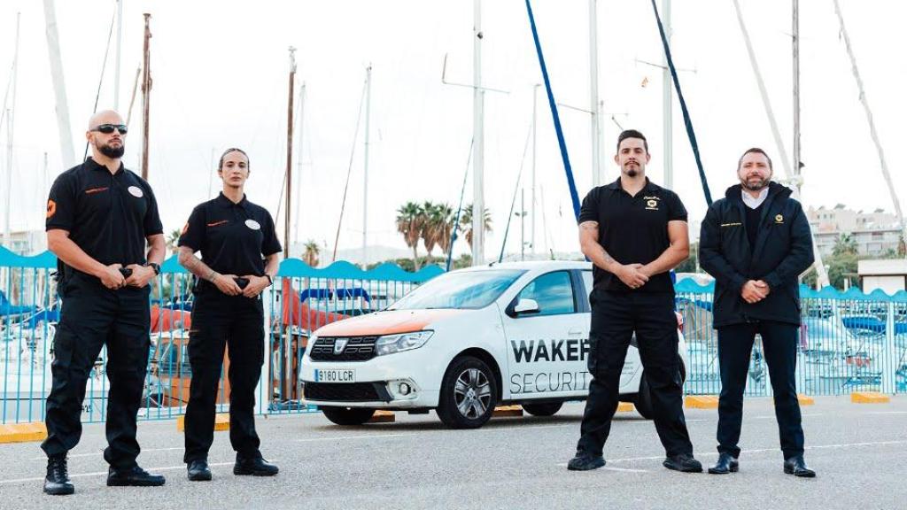 Vigilantes de Wakeful, en un puerto deportivo