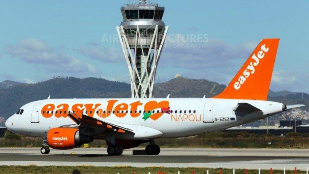 Imagen de un avión de easyJet en pista en Barcelona
