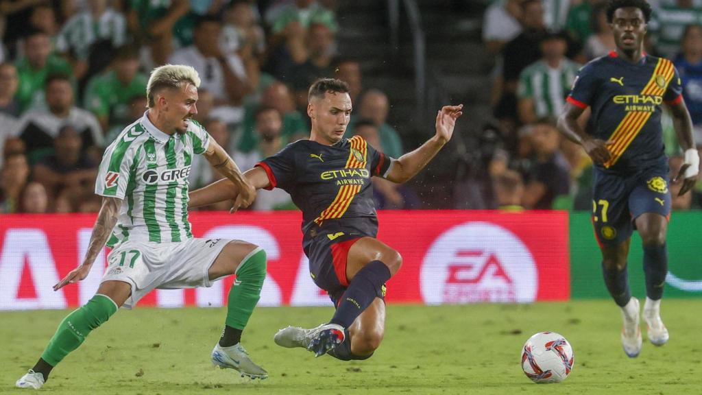 Arnau Martínez i Rodri Sánchez disputen una pilota dividida