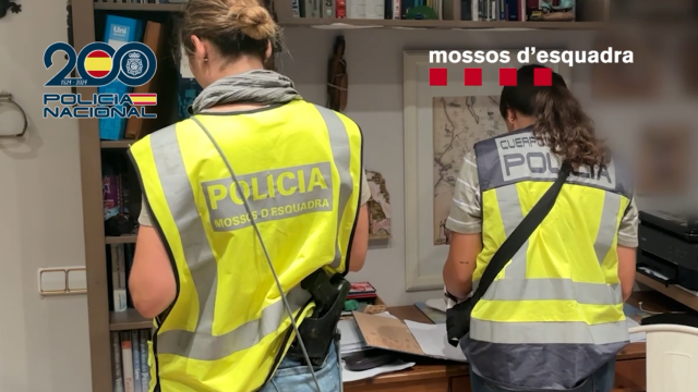 Agentes de los Mossos y la Policía Nacional durante el dispositivo de detención