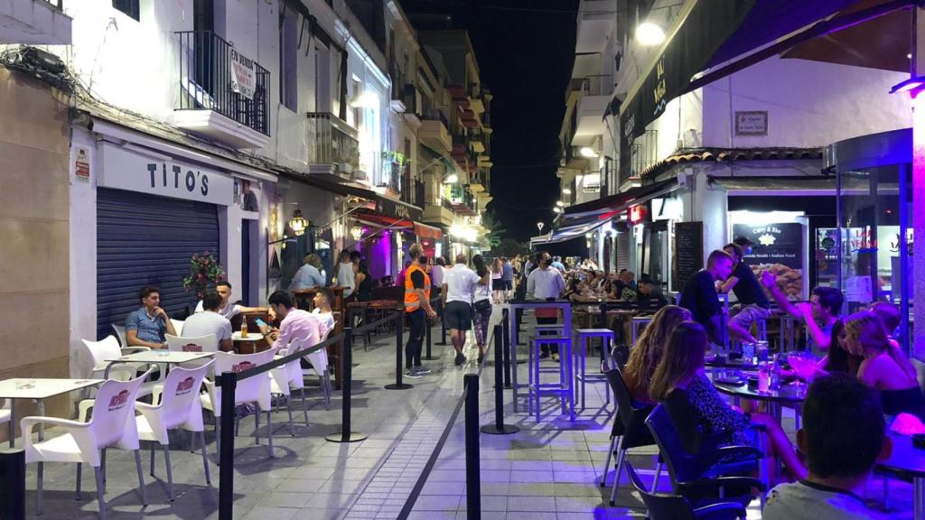Imagen de la popular calle del Pecado (Sitges)
