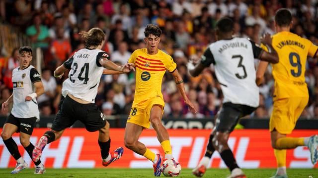 Marc Bernal disputa un balón dividido con Yarek