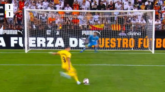 Lewandowski lanza un penalti contra el Valencia en Mestalla