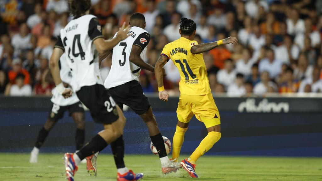 Penalti a Raphinha en Mestalla