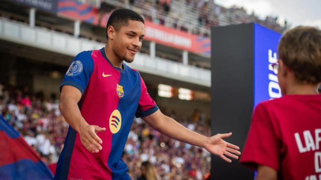 Vitor Roque saluda a un fan durante la celebración del Gamper