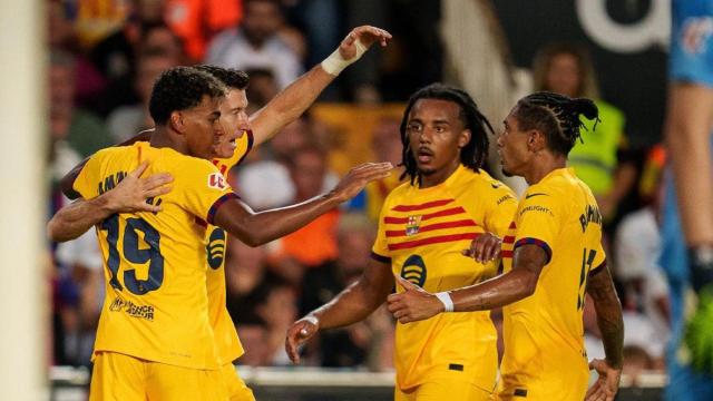Lewandowski celebra uno de sus goles al Valencia en Mestalla
