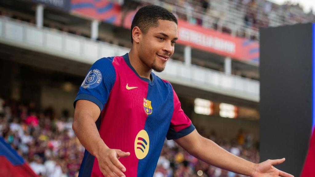 Vitor Roque saluda a un fan durante la celebración del Gamper