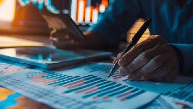 Una persona comprobando documentos