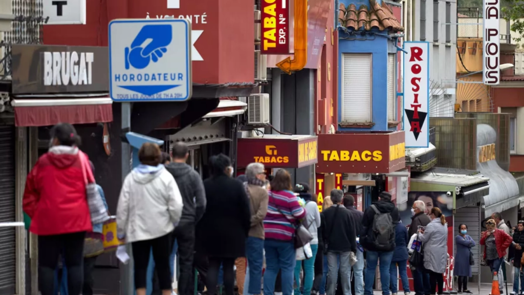 Colas para comprar tabaco en La Jonquera