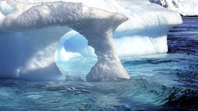 Iceberg horadado al sur del Puerto Foyn, en la Antártida