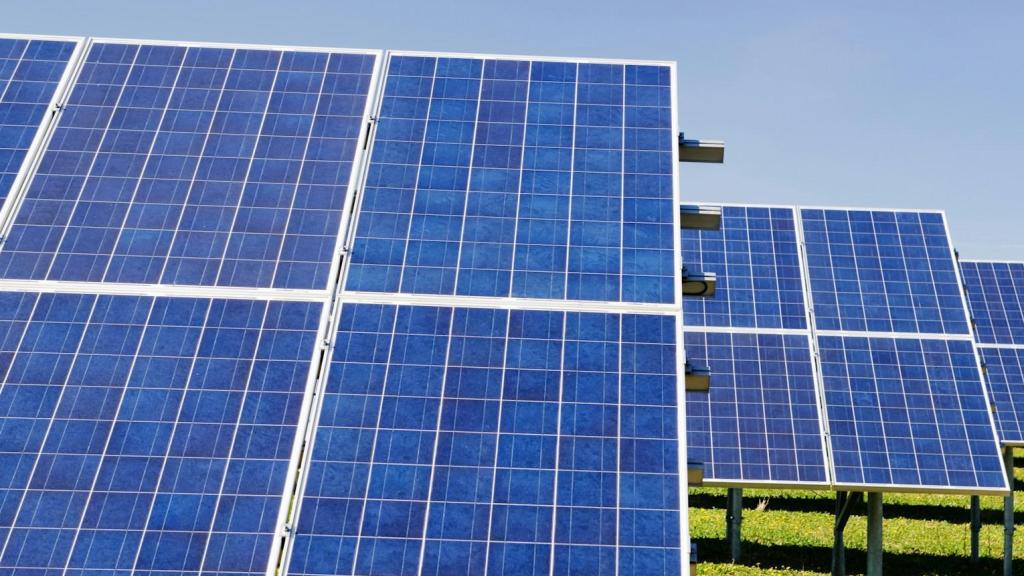 Campo de placas fotovoltaicas para la generación de energía solar
