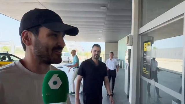 Ilkay Gundogan, en el aeropuerto de Barcelona, a punto de viajar a Manchester