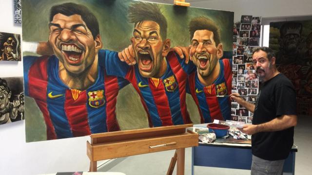 Joan Vizcarra, caricaturista, termina la obra del tridente del Barça Suárez-Neymar-Messi