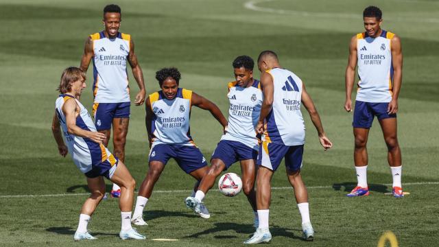 Los futbolistas del Real Madrid entrenan antes de un partido de la Liga
