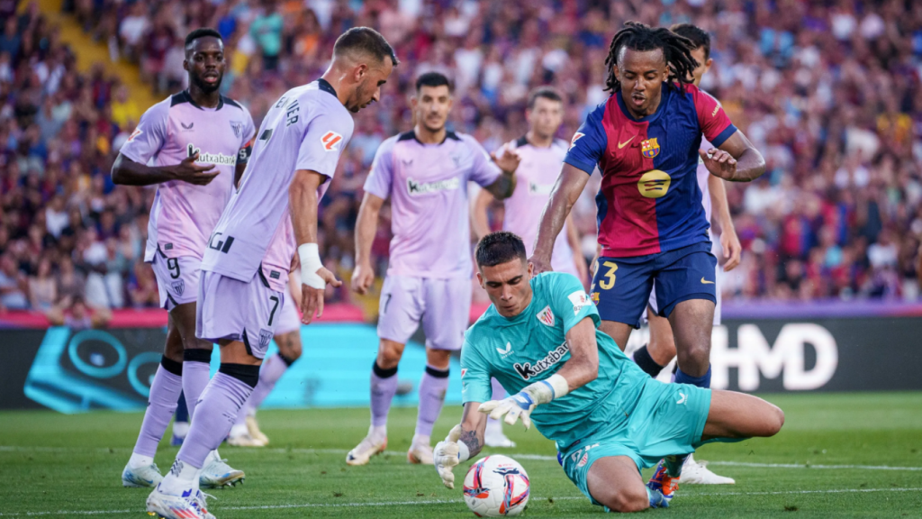 Koundé pugna por un balón durante el Barça-Athletic