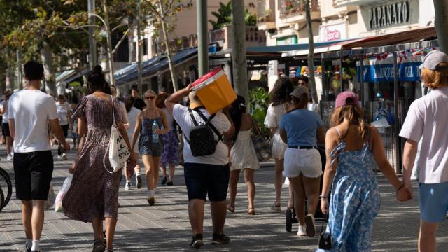 Varias personas pasean por Barcelona en un día de calor, en imagen de archivo