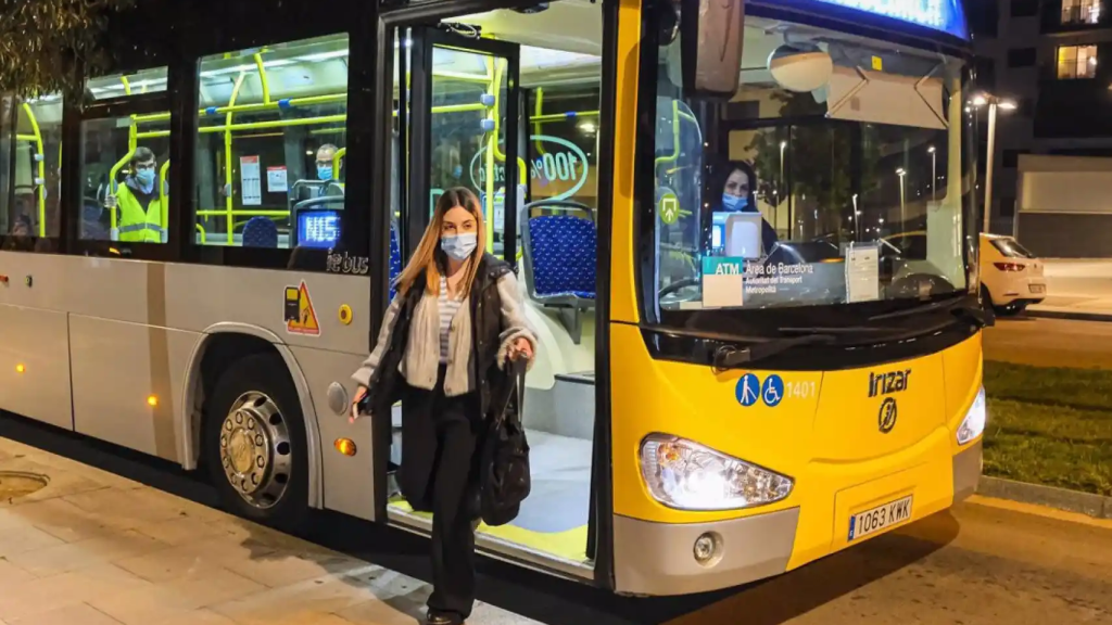 Imatge d'una passatgera baixant d'un autobús del NitBus