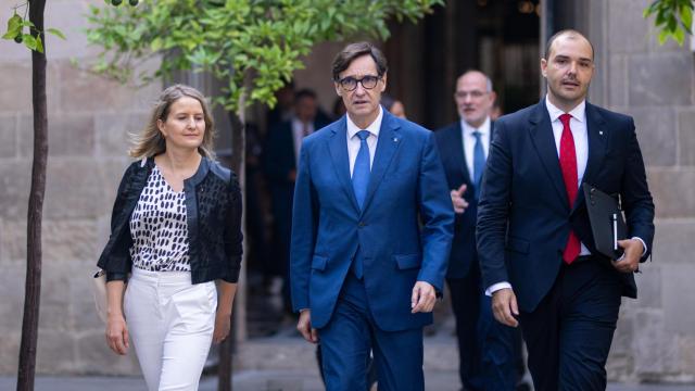 (I-D) La consellera de Derechos Sociales e Inclusión, Mònica Martínez Bravo; el presidente de la Generalitat, Salvador Illa, y el conseller de Presidencia, Albert Dalmau