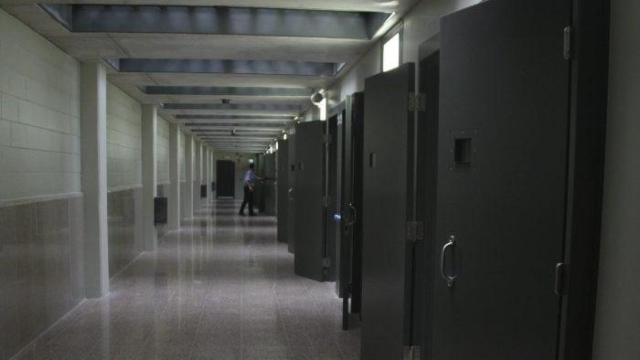 Un pasillo en la prisión de Puig de Les Basses (Figueres, Girona)