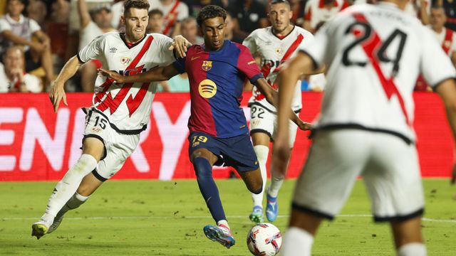Lamine Yamal prueba un disparo en el partido contra el Rayo