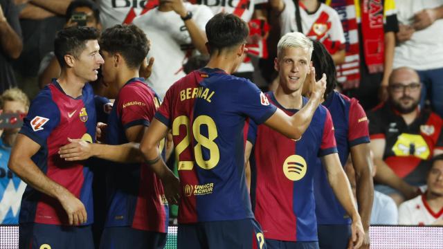 Marc Bernal felicita a Dani Olmo por su gol en el Rayo-Barça