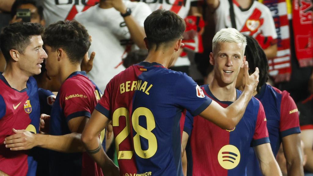 Marc Bernal felicita a Dani Olmo por su gol en el Rayo-Barça