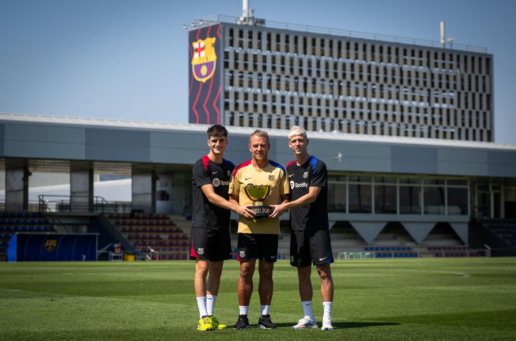 Dani Olmo y Pau Víctor, los nuevos fichajes del Barça, posan con Hansi Flick