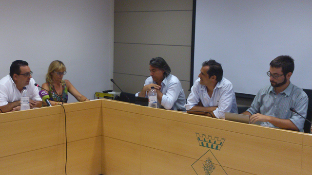 Romuald Velasco (izquierda), en un pleno del Ayuntamiento de Martorelles