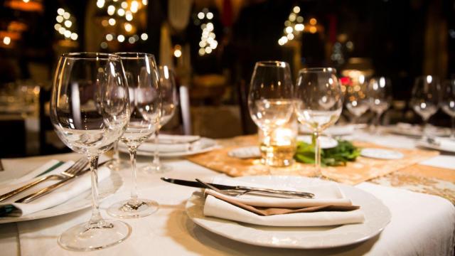 Copas y platos sobre una mesa de restaurante