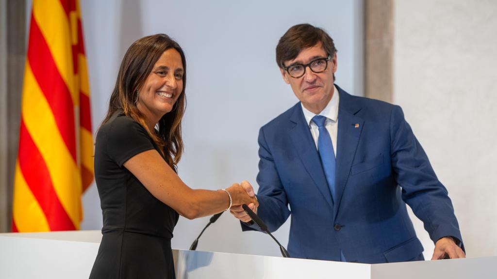 La 'consellera' de Educación y Formación Profesional, Esther Niubó, y el presidente de la Generalitat, Salvador Illa, durante la toma de posesión de la primera