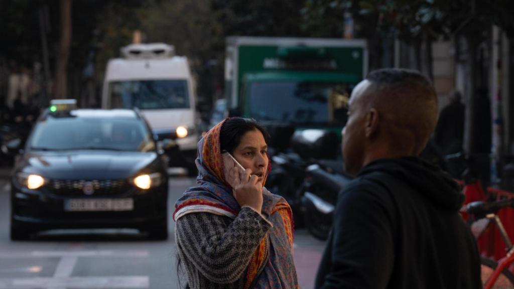 Una mujer camina mientras habla por el móvil en Barcelona