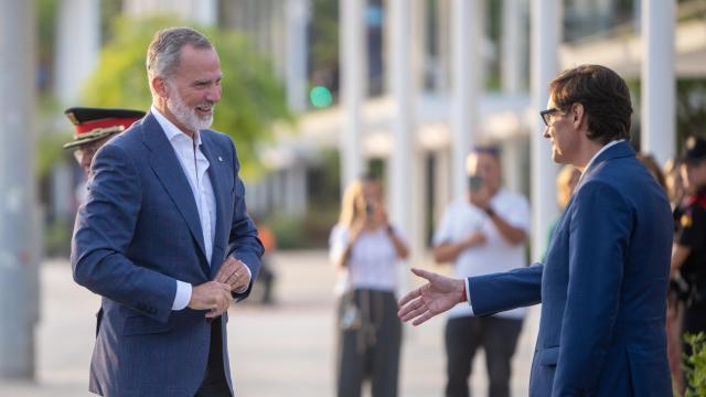 El Rey Felipe VI saluda al presidente de la Generalitat, Salvador Illa, durante su visita a Barcelona por la Copa América de vela