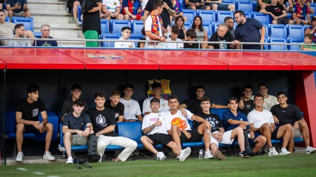 Varios talentos de la Masía presencian el partido del Barça B de Albert Sánchez