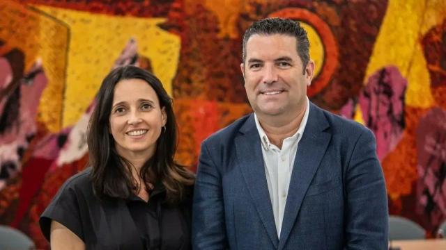 Xavier Amor (derecha), alcalde de Pineda de Mar por 17 años, y Sílvia Biosca, su sucesora al frente del ayuntamiento