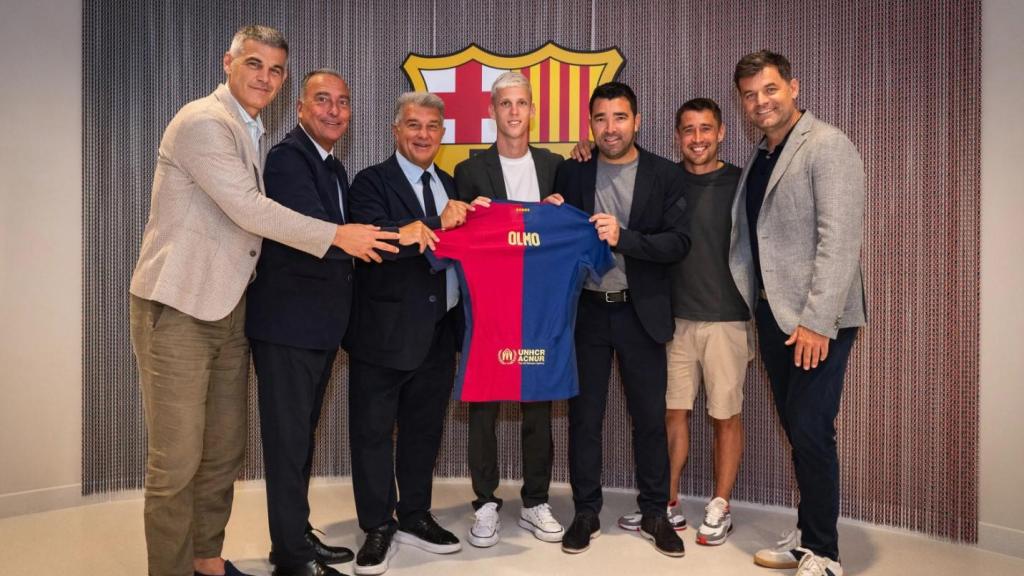 Dani Olmo celebra el seu fitxatge pel Barça amb els components de la comissió esportiva