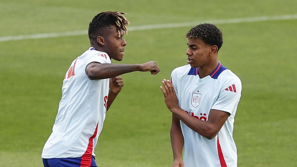 Lamine Yamal y Nico Williams bromean durante un entrenamiento de la selección española