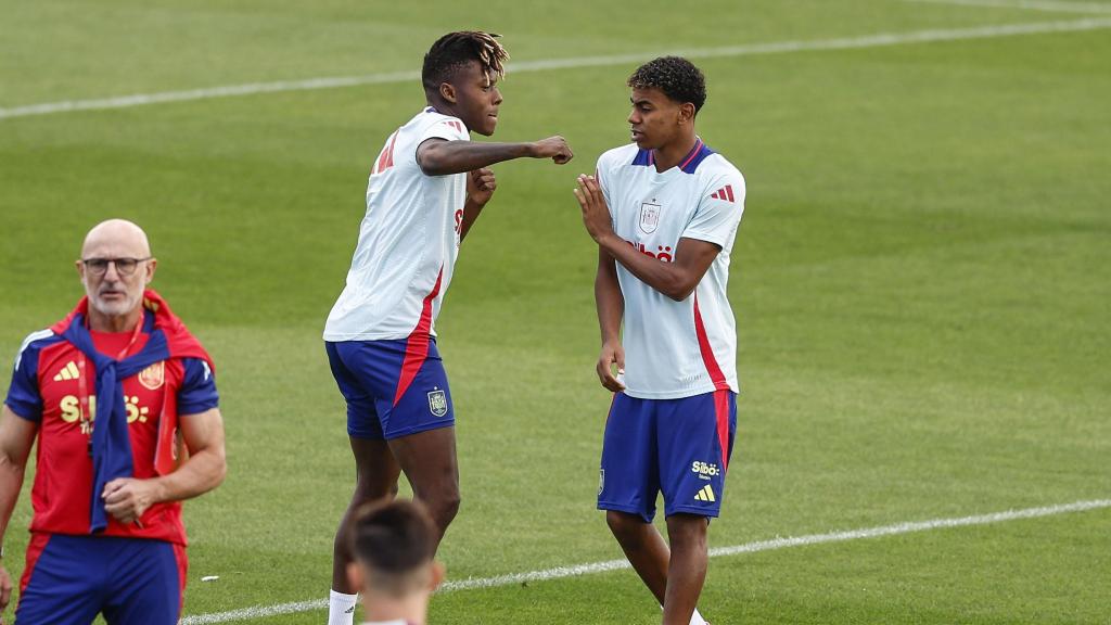 Lamine Yamal y Nico Williams bromean durante un entrenamiento de la selección española