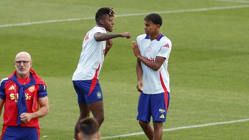 Lamine Yamal y Nico Williams bromean durante un entrenamiento de la selección española