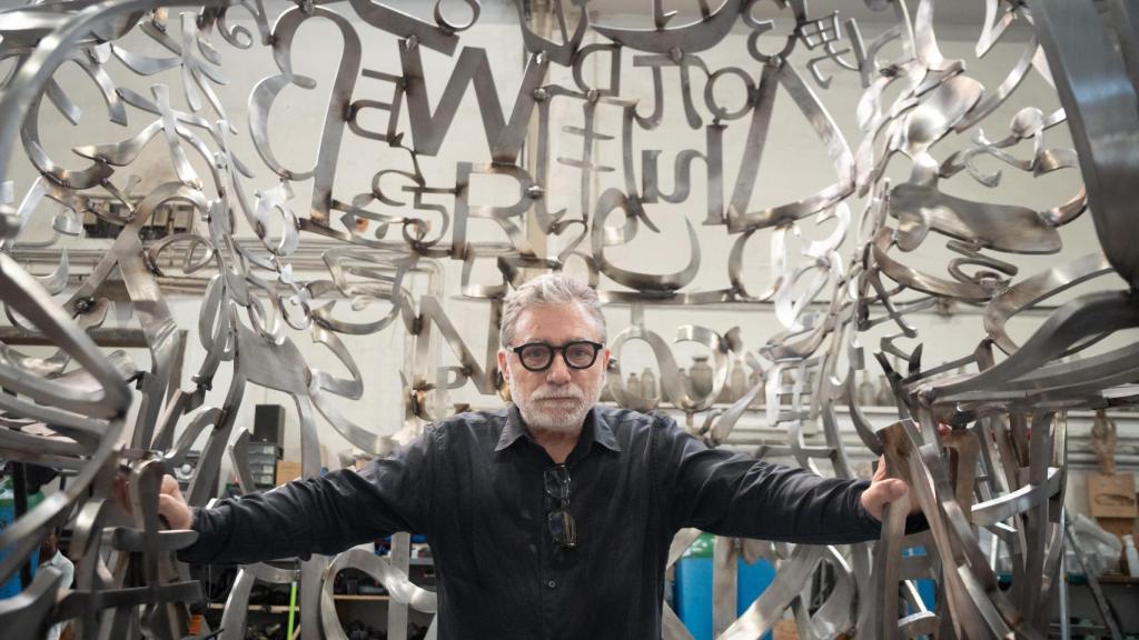El escultor Jaume Plensa, en su taller de Sant Feliu de Llobregat antes de recibir este lunes la visita de la princesa Leonor y de la infanta Sofía