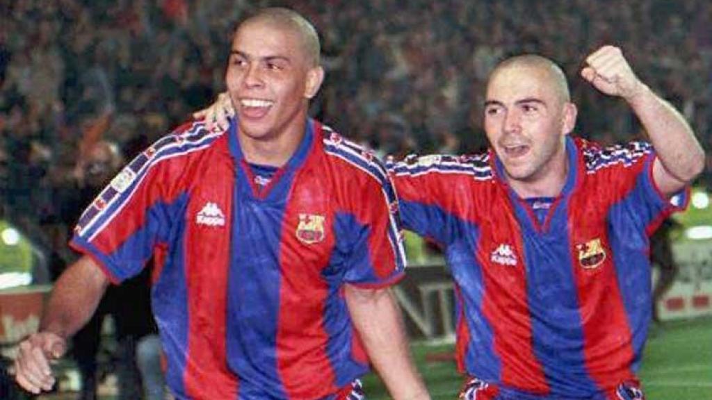 Ronaldo y De la Peña celebran un gol con el Barça